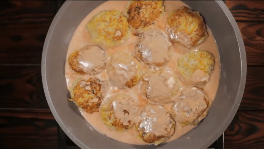 Рецепт смачних і бюджетних тефтель з картоплею у соусі