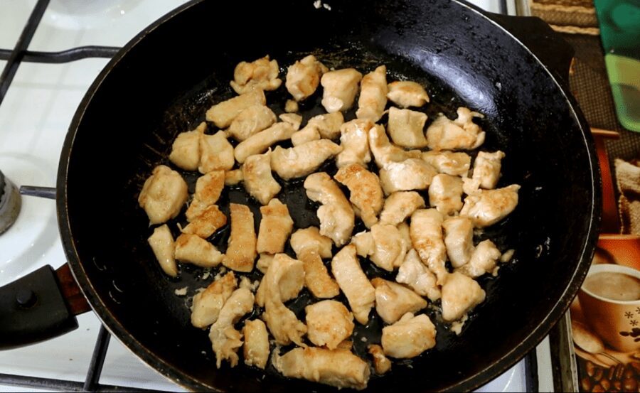 Рецепт свіжого і соковитого салату з овочами і куркою