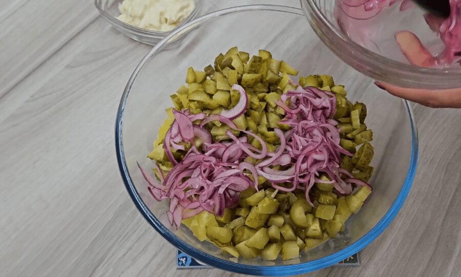 Рецепт традиційного німецького салату з трьох інгредієнтів