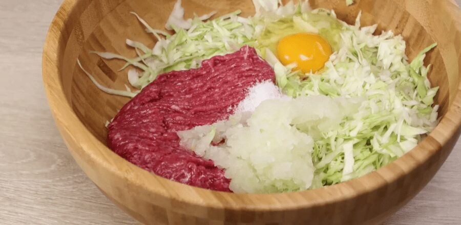 Рецепт соковитих м'ясних гнізд з капустою під сирною шапкою 