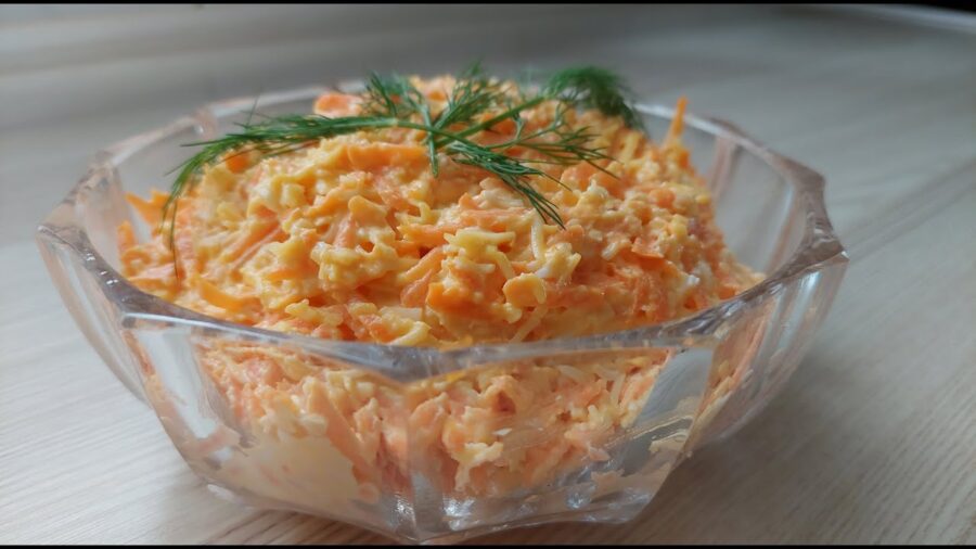 Морквяний салат з сиром та часником за пʼять хвилин 