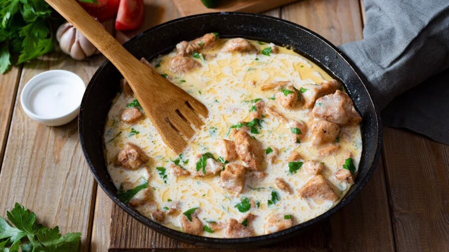 Чудовий рецепт тушкованого курячого філе з вершками 