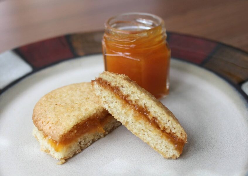 Кулінари поділились рецептом апетитного десерту з абрикосовим варенням і листковим тістом