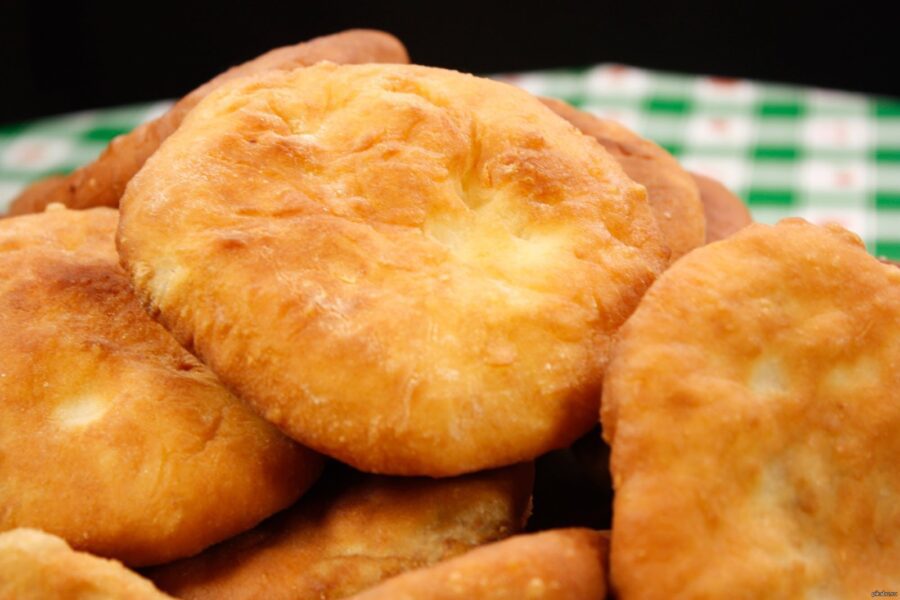 Кулінари розповіли, як правильно приготувати смачні біляші, щоб були пишними та соковитими