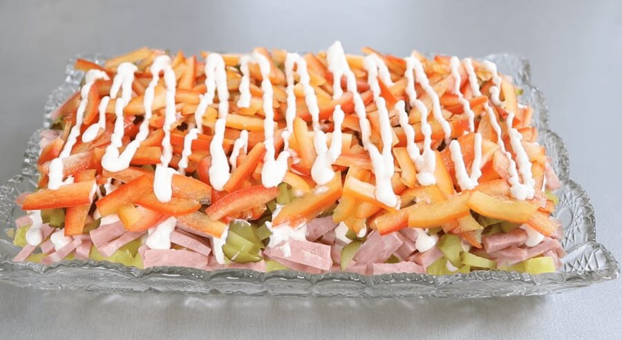 Рецепт святкового салату Рожевий фламінго з шинкою