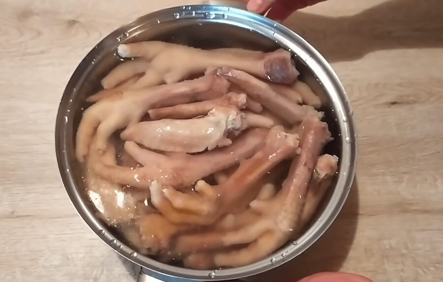 Рецепт смачного бюджетного холодця з курячих лапок і стегон