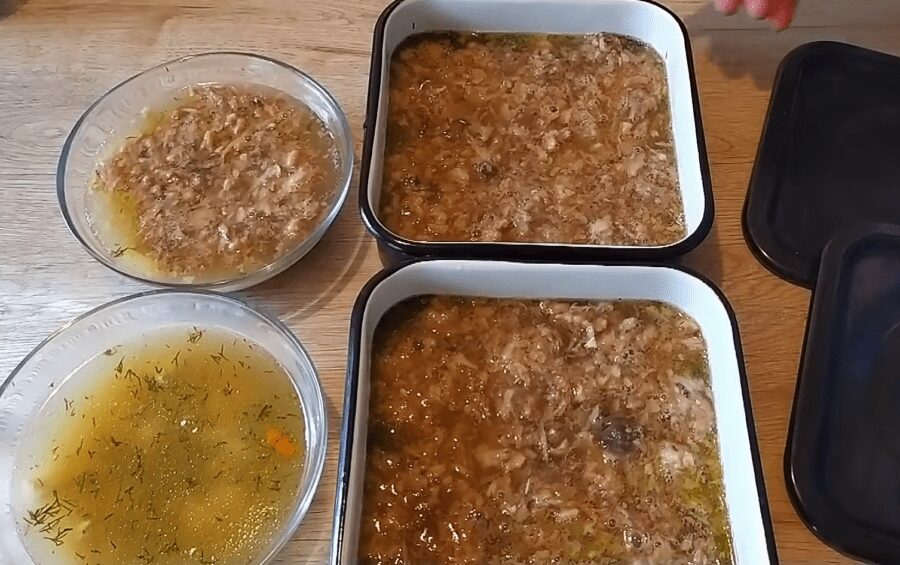Рецепт смачного бюджетного холодця з курячих лапок і стегон