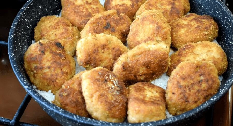 Рецепт соковитих котлет з гарніром із рису як в радянській їдальні