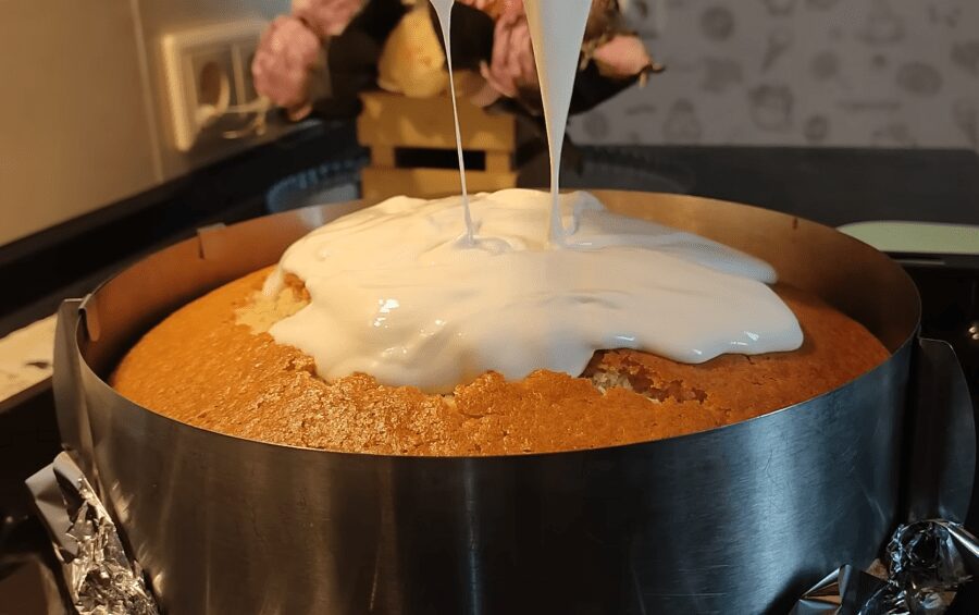 Рецепт пухкого і ніжного манника на молоці зі сметанним кремом