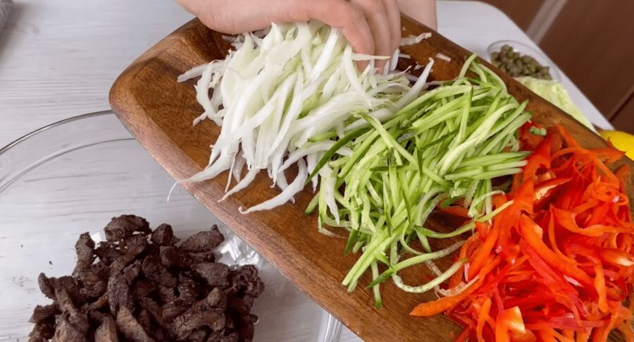  Рецепт соковитого м'ясного салату з оригінальною заправкою