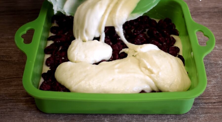 Рецепт ніжного і пухкого пирога з ягодами 4 склянки