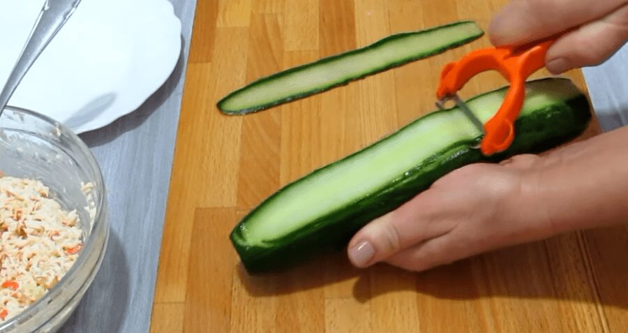 Ніжні рулетики з огірка і крабової начинки