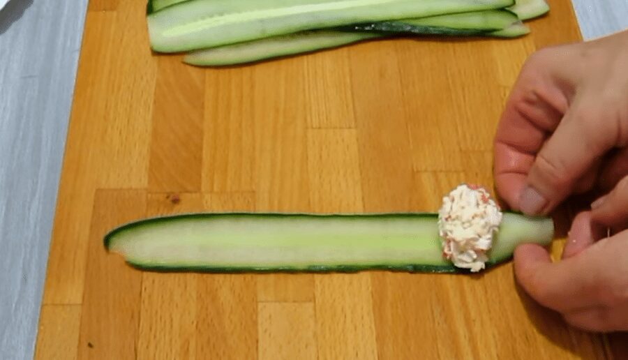 Ніжні рулетики з огірка і крабової начинки
