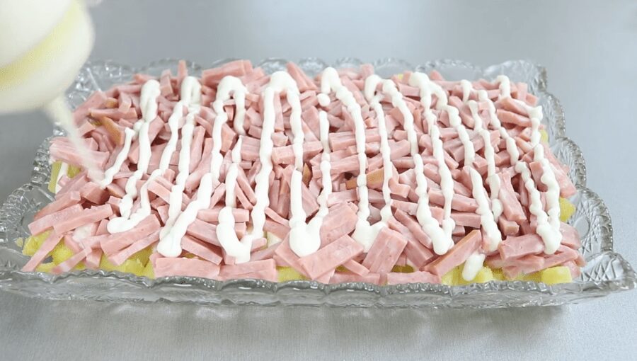 Рецепт святкового салату Рожевий фламінго з шинкою