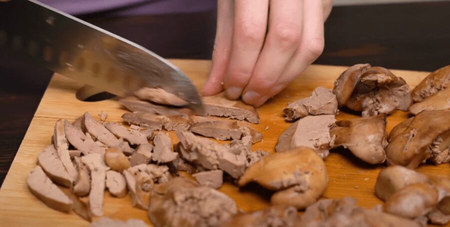 Рецепт святкового салату з курячої печінки і огірків