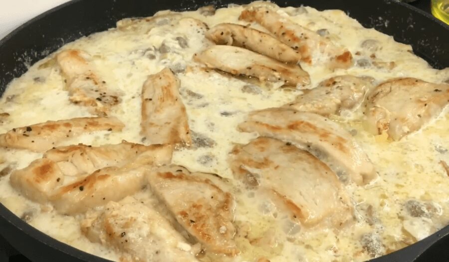 Рецепт соковитого курячого філе з грибами в сметанному соусі