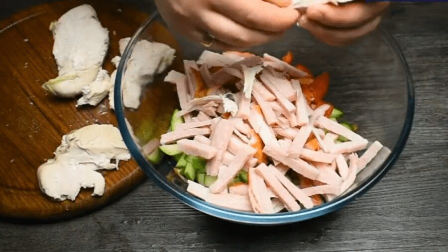 Рецепт соковитого і свіжого салату Красуня з двома видами м'яса