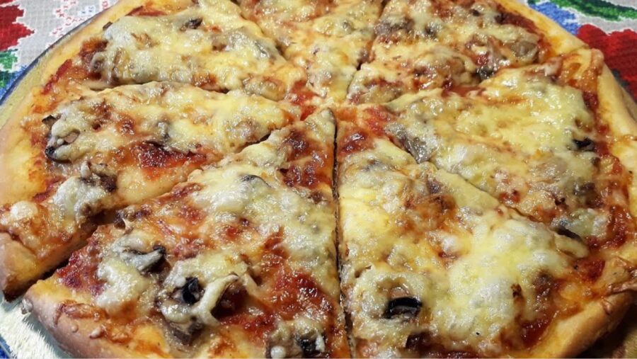 Рецепт смачної піци з фаршем та томатним соусом 