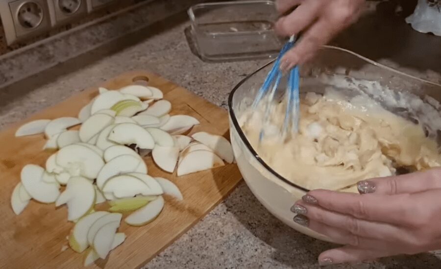 Взбиваємо яйця з цукром та ріжемо яблука на невеликі квадратики