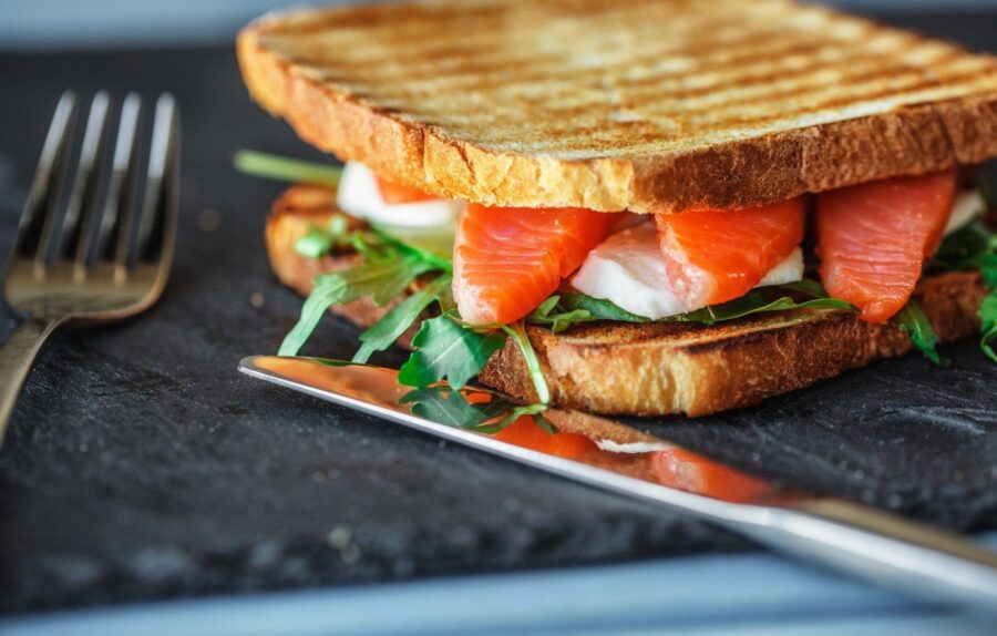 Кулінари розповіли, які бутерброди можна приготувати дітям і дорослим на сніданок