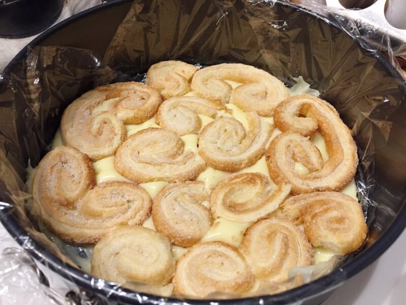 Кулінари розповіли, як приготувати смачний торт із заварним кремом – вийде, як із кондитерської