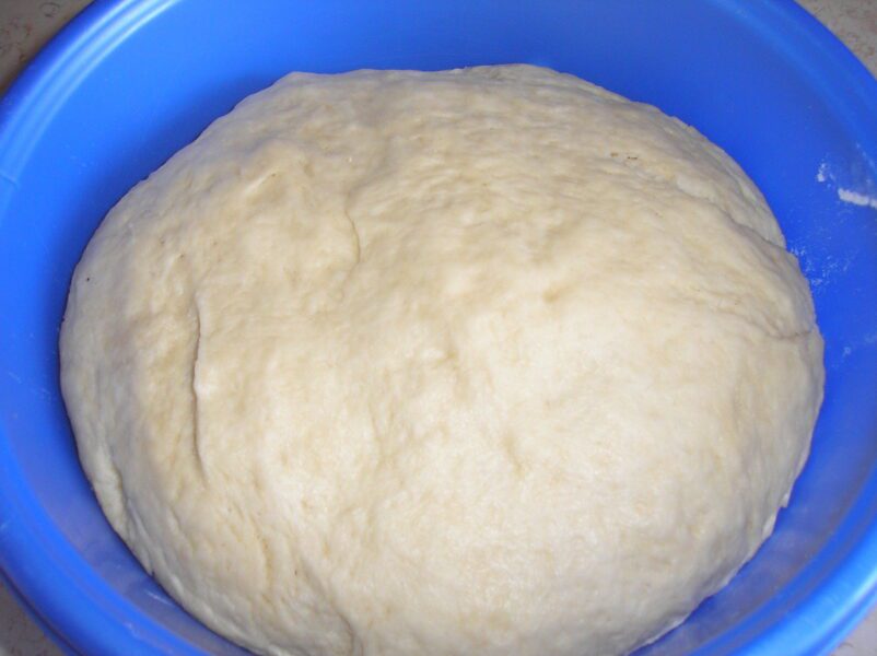 Кулінари розповіли, як приготувати ідеальне тісто для пиріжків, яке не буде розпадатись і злипатись