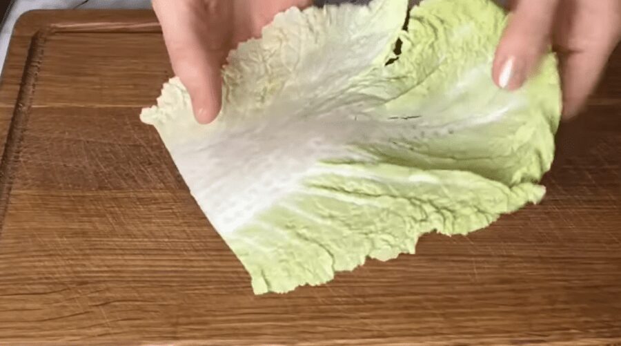 Рецепт закусочних рулетиків з пекінської капусти, томатів і сиру