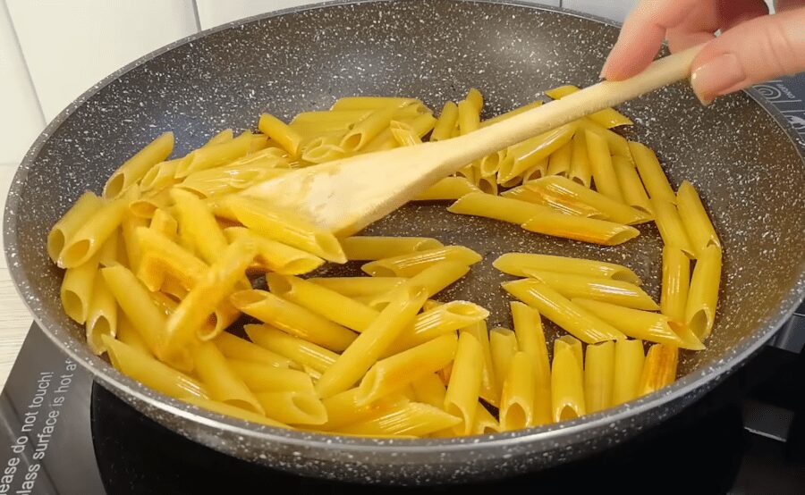 Рецепт дуже смачних макаронів у сирному соусі з простих продуктів