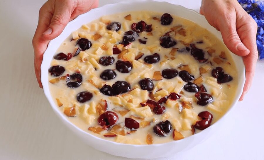 Рецепт смачного і соковитого манника з яблуками і ягодами