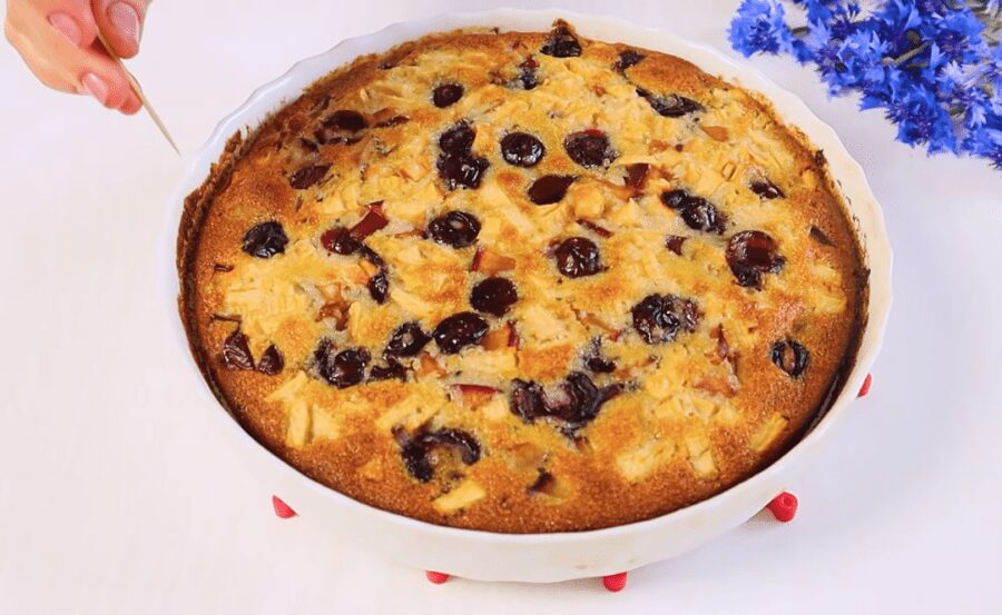 Рецепт смачного і соковитого манника з яблуками і ягодами