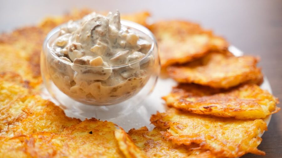 Кулінари назвали секрет, як готувати деруни, щоб вони не пригорали 