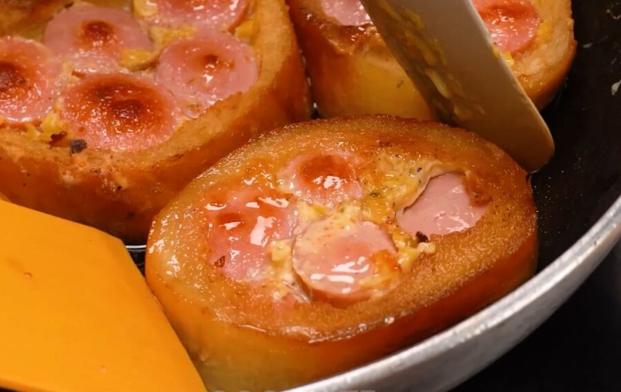 Кулінари розповіли, як приготувати смачний сніданок із додаванням яєць, сосисок і хліба