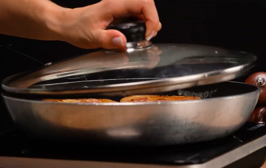 Кулінари розповіли, як приготувати смачний сніданок із додаванням яєць, сосисок і хліба