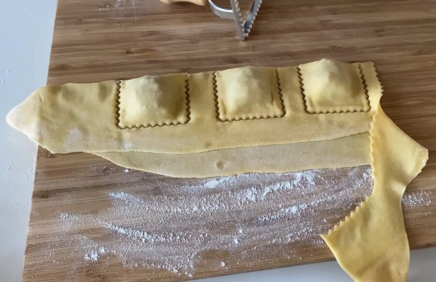 Равіолі з сиром і шпинатом