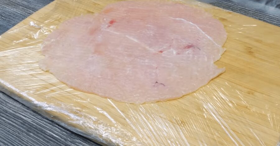 Рецепт святкового рулету з курячої грудинки у духовці