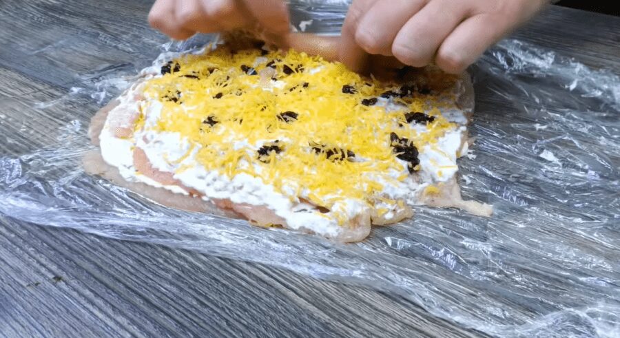 Рецепт святкового рулету з курячої грудинки у духовці