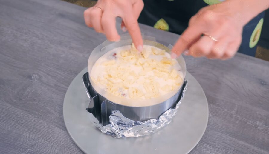 Рецепт смачного літнього десерту без випічки з сиром і фруктами