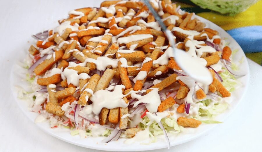 Рецепт свіжого і соковитого салату з молодої капусти і крабових паличок