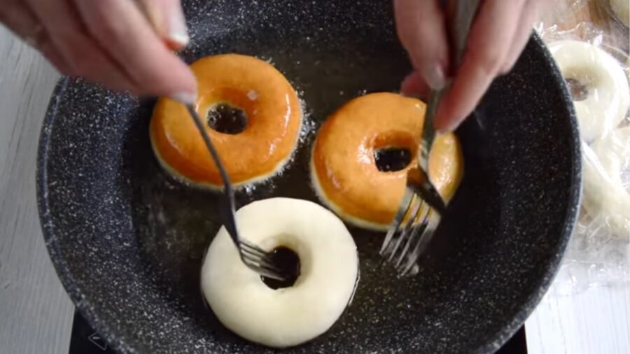 Пончики слід смажити на великій кількості олії 