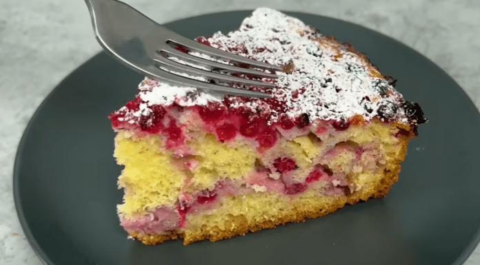 Печу його всього за 10 хвилин. Пиріг з ягодами на кожен день Господині поділились рецептом смачного та бюджетного пирога. Фото: скріншот з відео