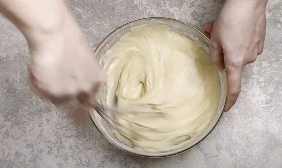 Що додати у тісто бісквіта, аби він не осідав