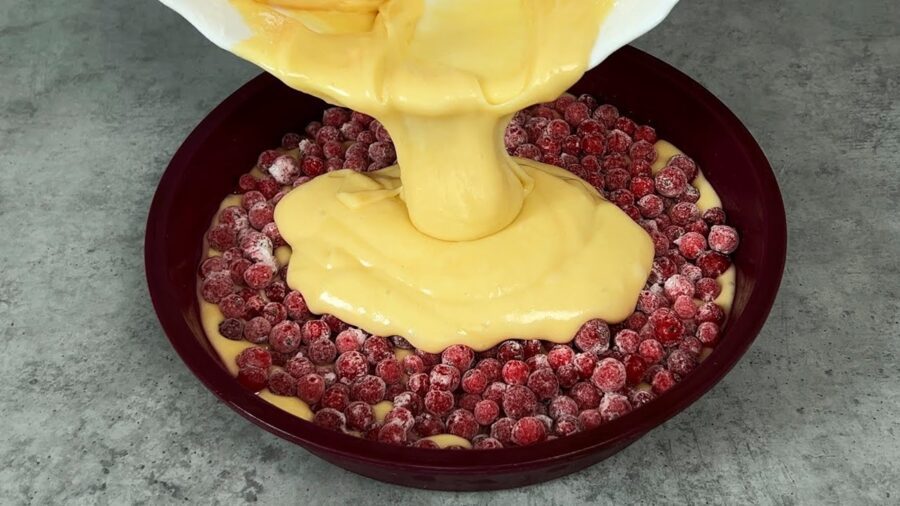 Рецепт смачного та бюджетного пирога. Фото: скріншот з відео