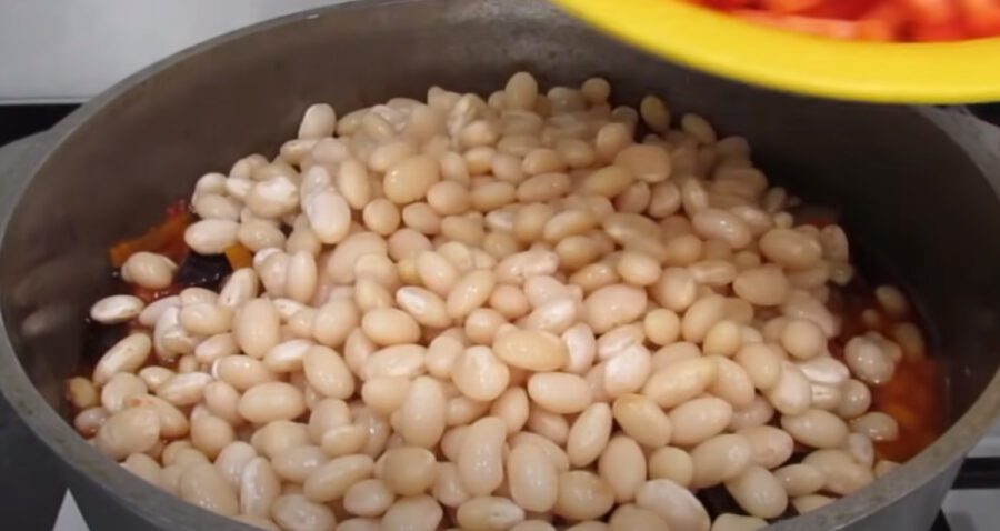 Осінній густий борщ з квасолі