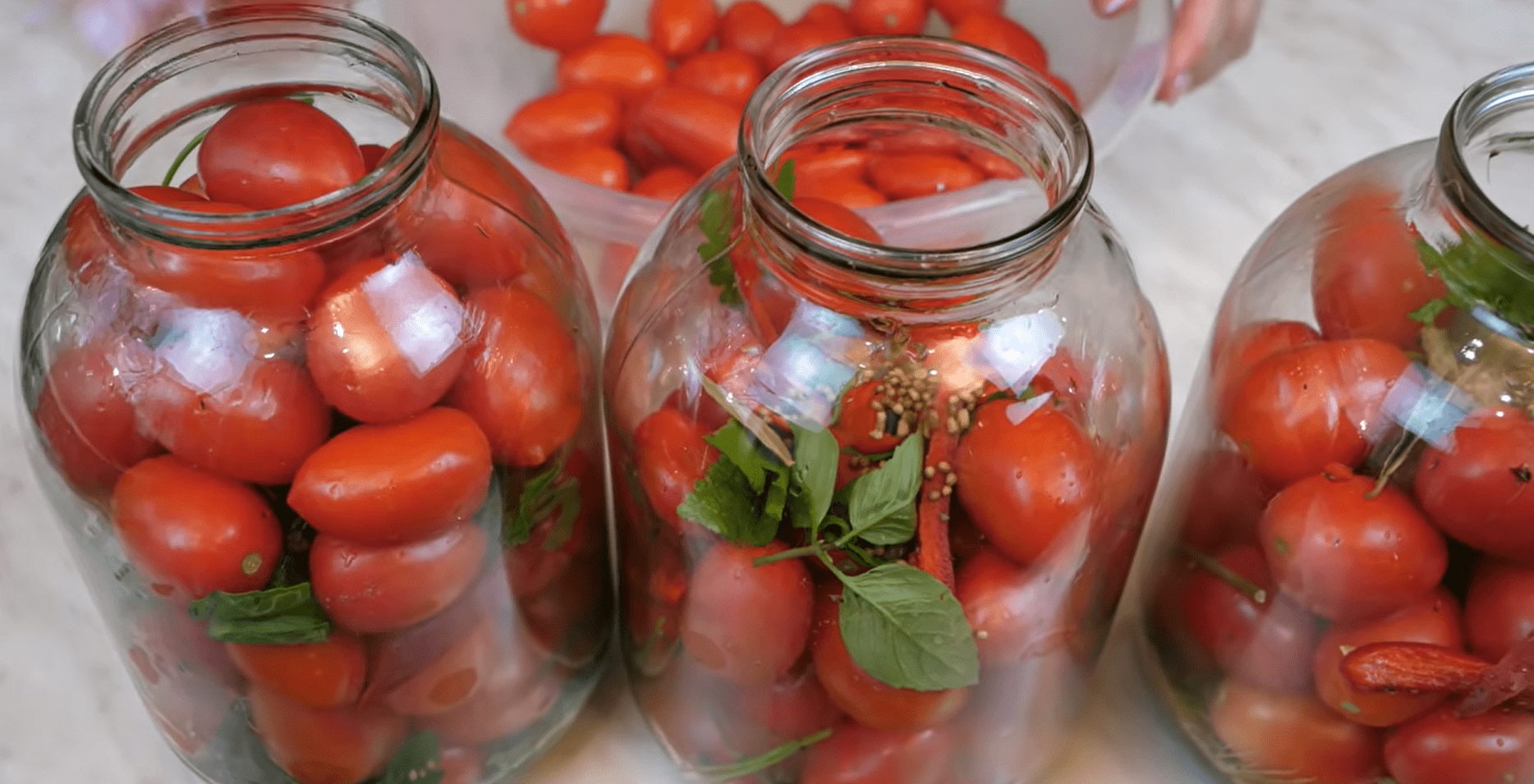 Кулінари розсекретили незвичний рецепт маринованих помідорів на зиму