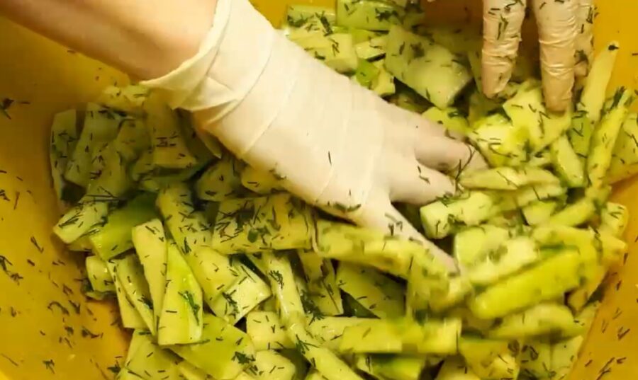 Рецепт смачного кабачкового салату на зиму з кропом і часником