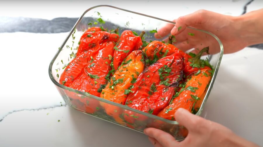 Рецепт приготування маринованого перцю на закуску. Фото: YouTube-канал Alina FooDee