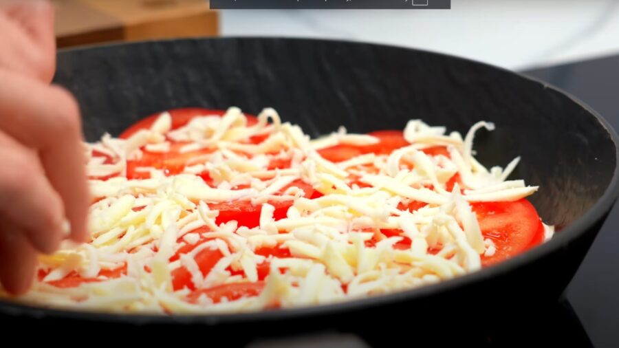 Рецепт приготування швидкого сніданку: пиріг на пательні. Фото: YouTube-канал Alina FooDee