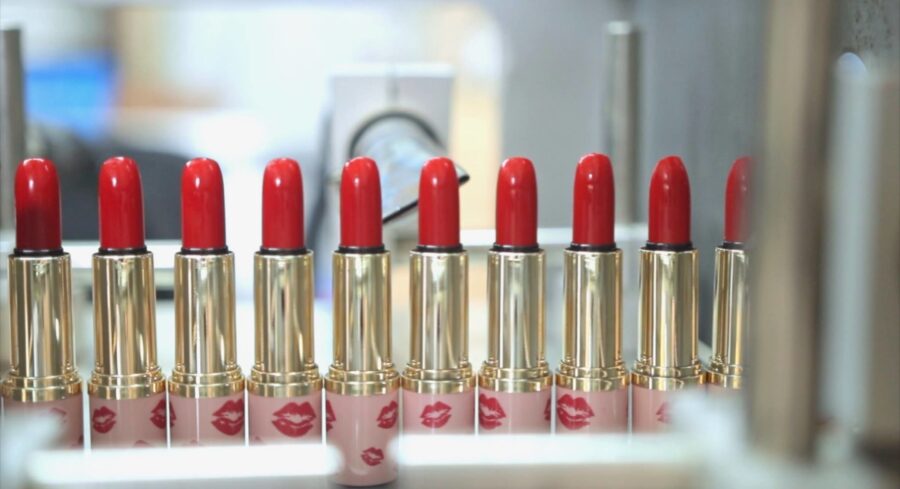 Українська співачка Тіна Кароль приміряла образ у нюдових кольорах із червоною помадою