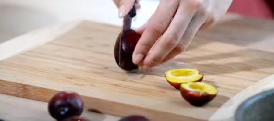 Рецепт осіннього пирога зі сливами