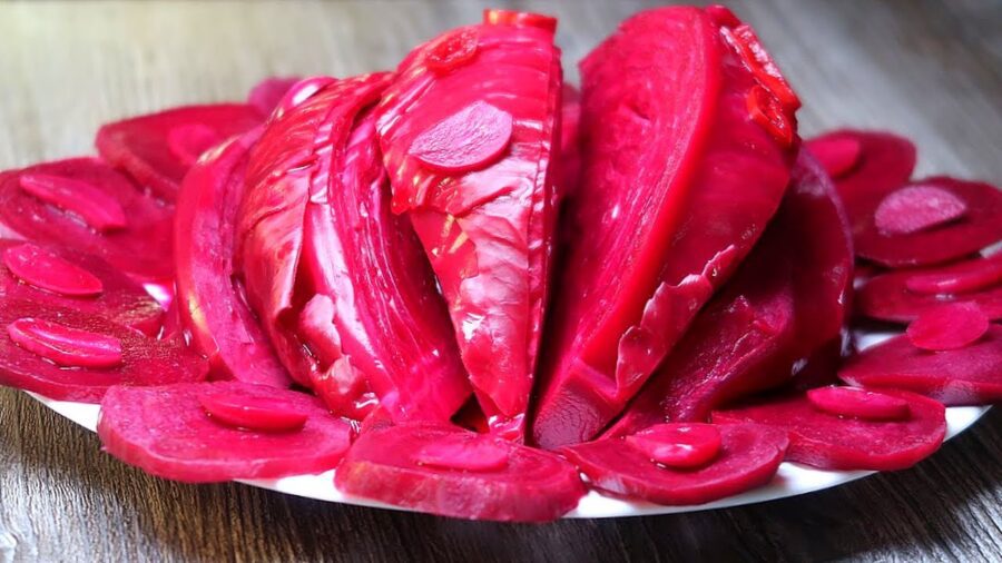  Рецепт рожевої маринованої капусти – хрумка й солодка